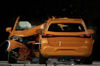 Mercedes-Benz do sebe nechal nabourat dva své elektromobily. Chtěl demonstrovat bezpečnost - Novinky